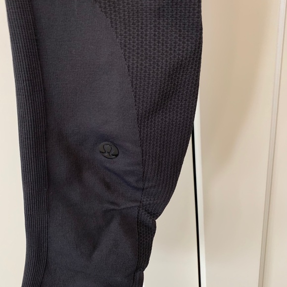 Like new Lululemon compression crop leggings sz 4 - Picture 2 of 6